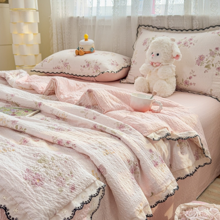 91家纺网 家纺一手货源 找家纺 （总）赫本家纺 2026新款全棉镂空花边云感印花双层纱夏被四件套