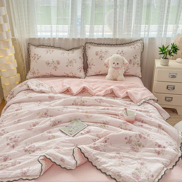 91家纺网 家纺一手货源 找家纺 （总）赫本家纺 2026新款全棉镂空花边云感印花双层纱夏被四件套