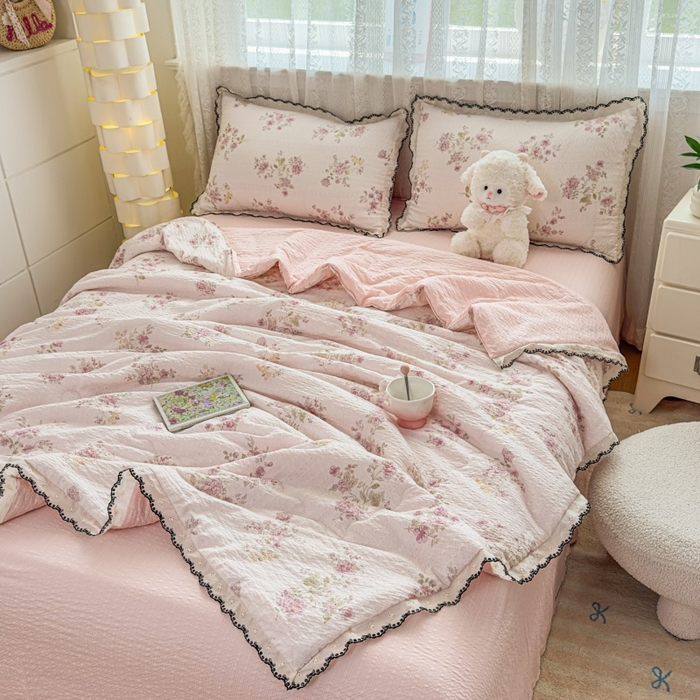 91家纺网 家纺一手货源 找家纺 （总）赫本家纺 2026新款全棉镂空花边云感印花双层纱夏被四件套