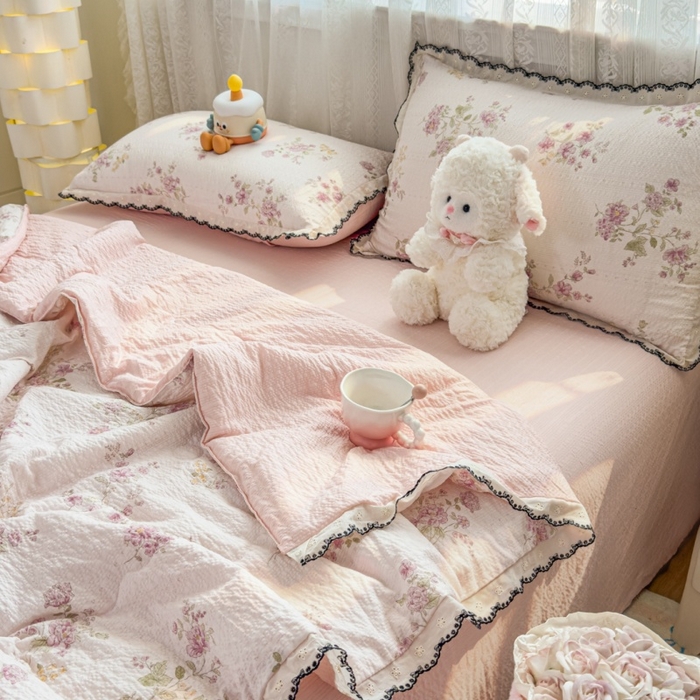 91家纺网 家纺一手货源 找家纺 （总）赫本家纺 2026新款全棉镂空花边云感印花双层纱夏被四件套