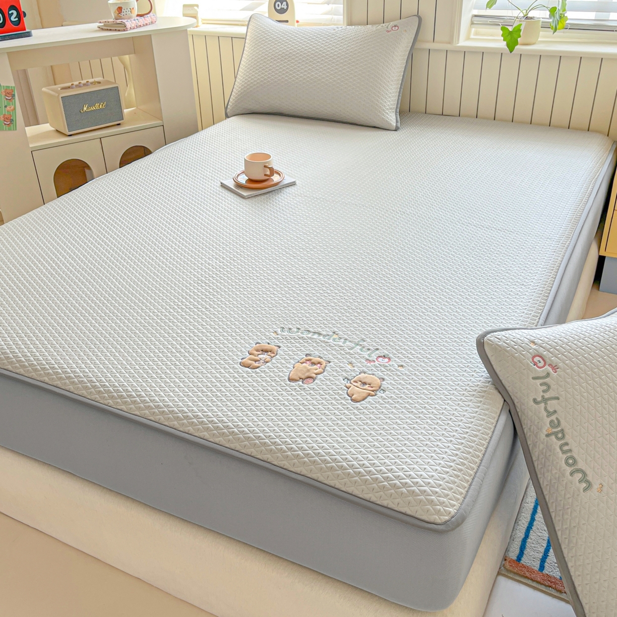 91家纺网 家纺一手货源 找家纺 欧邦 2026新款PE中分子刺绣复合床笠款冰豆豆夏被套件-卡皮巴拉系列 卡皮-咖