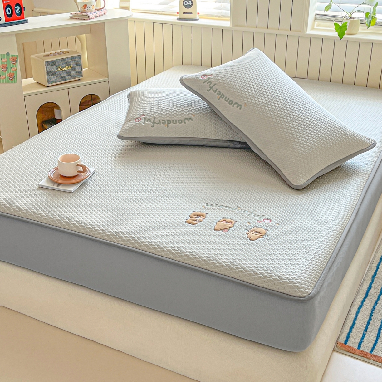 91家纺网 家纺一手货源 找家纺 欧邦 2026新款PE中分子刺绣复合床笠款冰豆豆夏被套件-卡皮巴拉系列 卡皮-咖