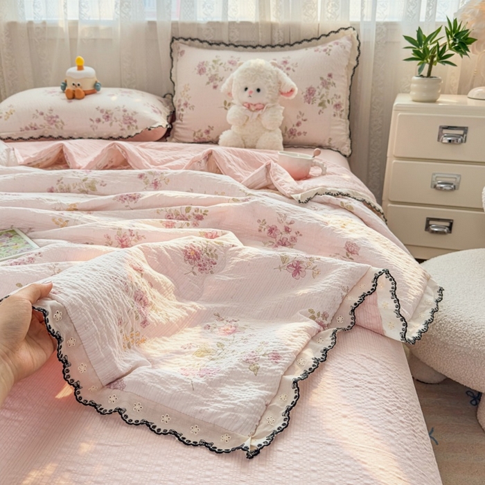 91家纺网 家纺一手货源 找家纺 赫本家纺 2026新款全棉镂空花边云感印花双层纱夏被四件套 粉雾轻蔷薇