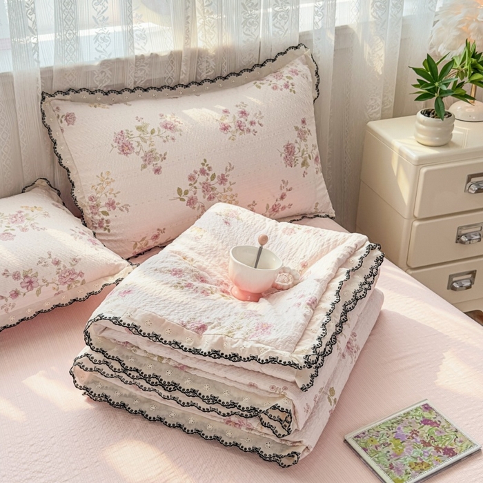 91家纺网 家纺一手货源 找家纺 赫本家纺 2026新款全棉镂空花边云感印花双层纱夏被四件套 粉雾轻蔷薇