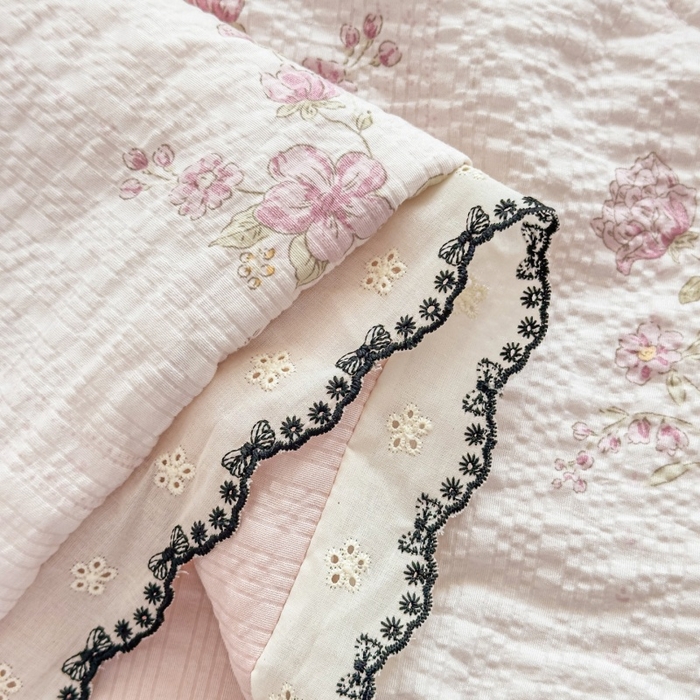 91家纺网 家纺一手货源 找家纺 赫本家纺 2026新款全棉镂空花边云感印花双层纱夏被四件套 粉雾轻蔷薇