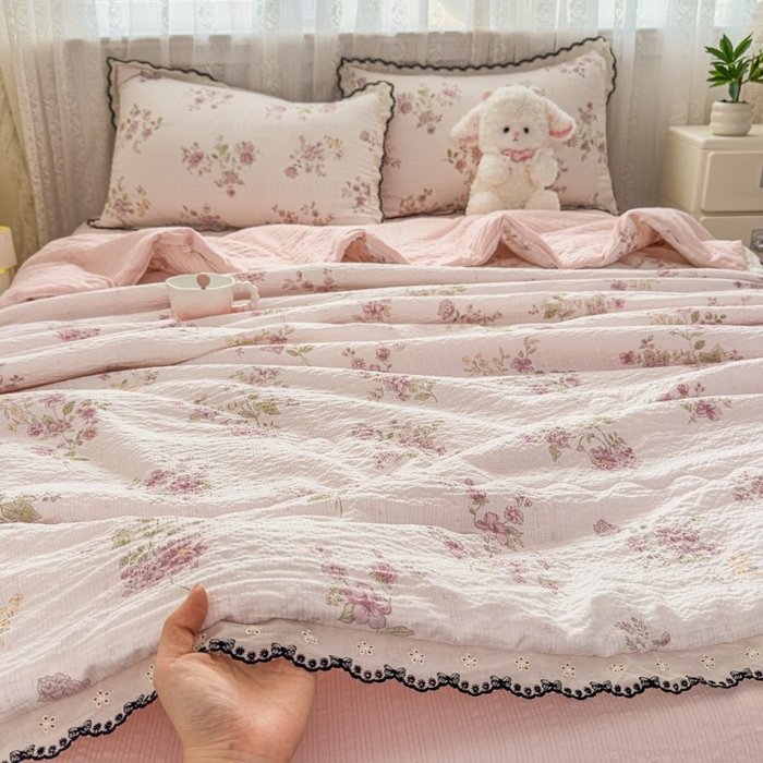 91家纺网 家纺一手货源 找家纺 赫本家纺 2026新款全棉镂空花边云感印花双层纱夏被四件套 粉雾轻蔷薇