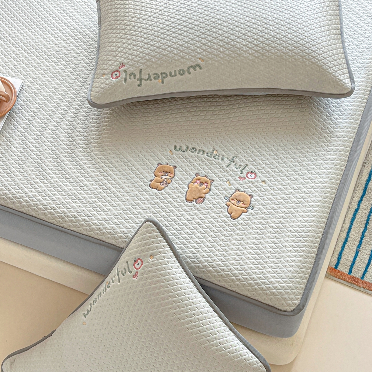 91家纺网 家纺一手货源 找家纺 欧邦 2026新款PE中分子刺绣复合床笠款冰豆豆夏被套件-卡皮巴拉系列 卡皮-咖