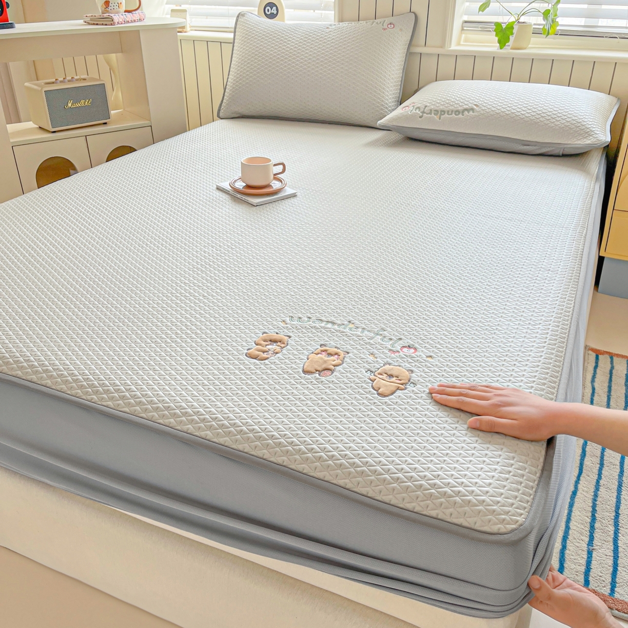 91家纺网 家纺一手货源 找家纺 欧邦 2026新款PE中分子刺绣复合床笠款冰豆豆夏被套件-卡皮巴拉系列 卡皮-咖