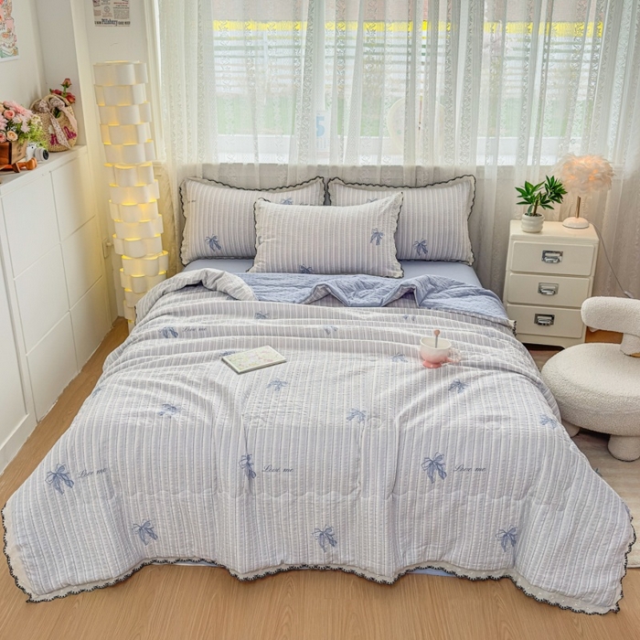 91家纺网 家纺一手货源 找家纺 赫本家纺 2026新款全棉镂空花边云感印花双层纱夏被四件套 海盐蝴蝶结