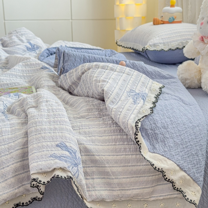 91家纺网 家纺一手货源 找家纺 赫本家纺 2026新款全棉镂空花边云感印花双层纱夏被四件套 海盐蝴蝶结