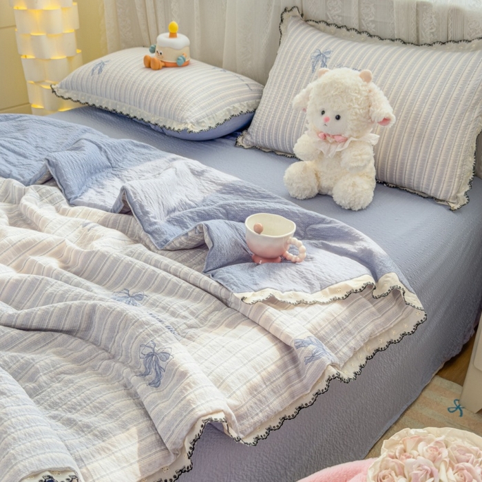 91家纺网 家纺一手货源 找家纺 赫本家纺 2026新款全棉镂空花边云感印花双层纱夏被四件套 海盐蝴蝶结