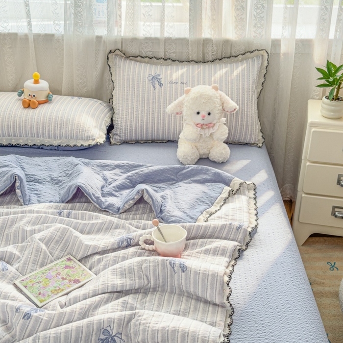 91家纺网 家纺一手货源 找家纺 赫本家纺 2026新款全棉镂空花边云感印花双层纱夏被四件套 海盐蝴蝶结