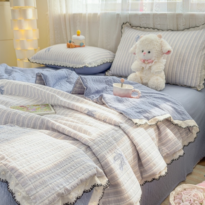 91家纺网 家纺一手货源 找家纺 赫本家纺 2026新款全棉镂空花边云感印花双层纱夏被四件套 海盐蝴蝶结