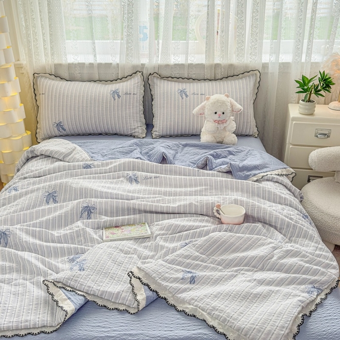 91家纺网 家纺一手货源 找家纺 赫本家纺 2026新款全棉镂空花边云感印花双层纱夏被四件套 海盐蝴蝶结