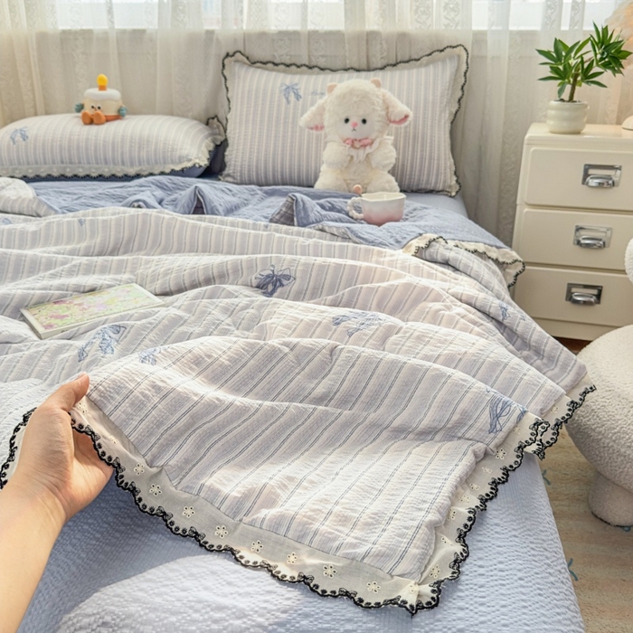 91家纺网 家纺一手货源 找家纺 赫本家纺 2026新款全棉镂空花边云感印花双层纱夏被四件套 海盐蝴蝶结