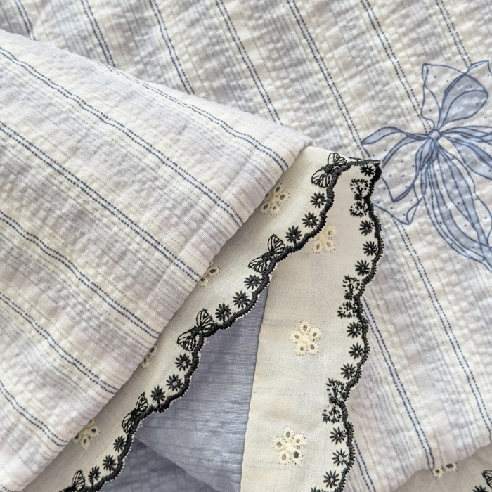 91家纺网 家纺一手货源 找家纺 赫本家纺 2026新款全棉镂空花边云感印花双层纱夏被四件套 海盐蝴蝶结