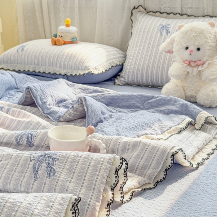 91家纺网 家纺一手货源 找家纺 赫本家纺 2026新款全棉镂空花边云感印花双层纱夏被四件套 海盐蝴蝶结