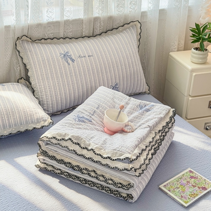 91家纺网 家纺一手货源 找家纺 赫本家纺 2026新款全棉镂空花边云感印花双层纱夏被四件套 海盐蝴蝶结