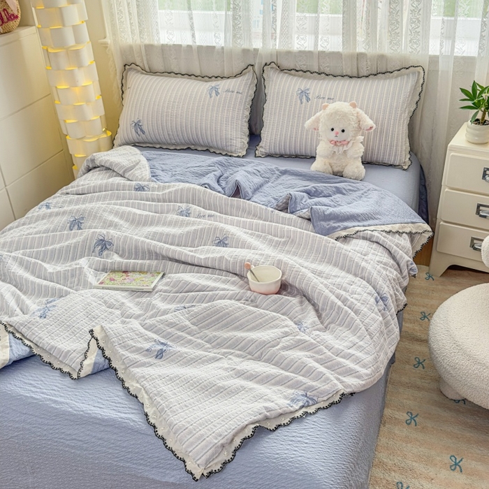 91家纺网 家纺一手货源 找家纺 赫本家纺 2026新款全棉镂空花边云感印花双层纱夏被四件套 海盐蝴蝶结