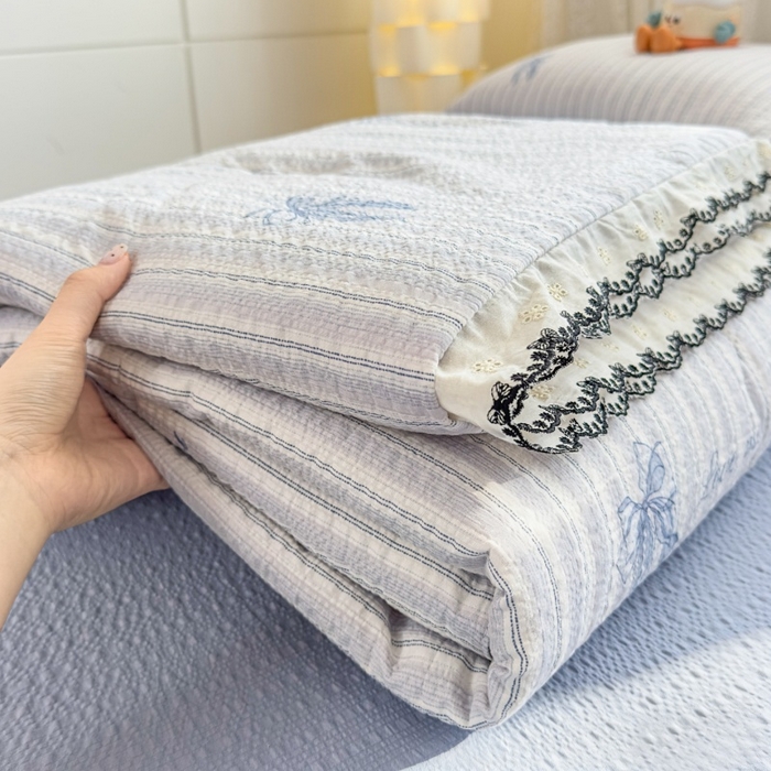 91家纺网 家纺一手货源 找家纺 赫本家纺 2026新款全棉镂空花边云感印花双层纱夏被四件套 海盐蝴蝶结