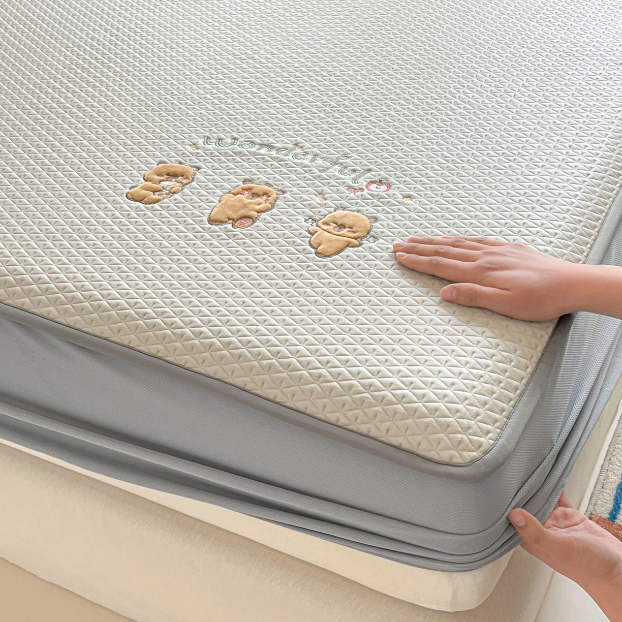 91家纺网 家纺一手货源 找家纺 欧邦 2026新款PE中分子刺绣复合床笠款冰豆豆夏被套件-卡皮巴拉系列 卡皮-咖