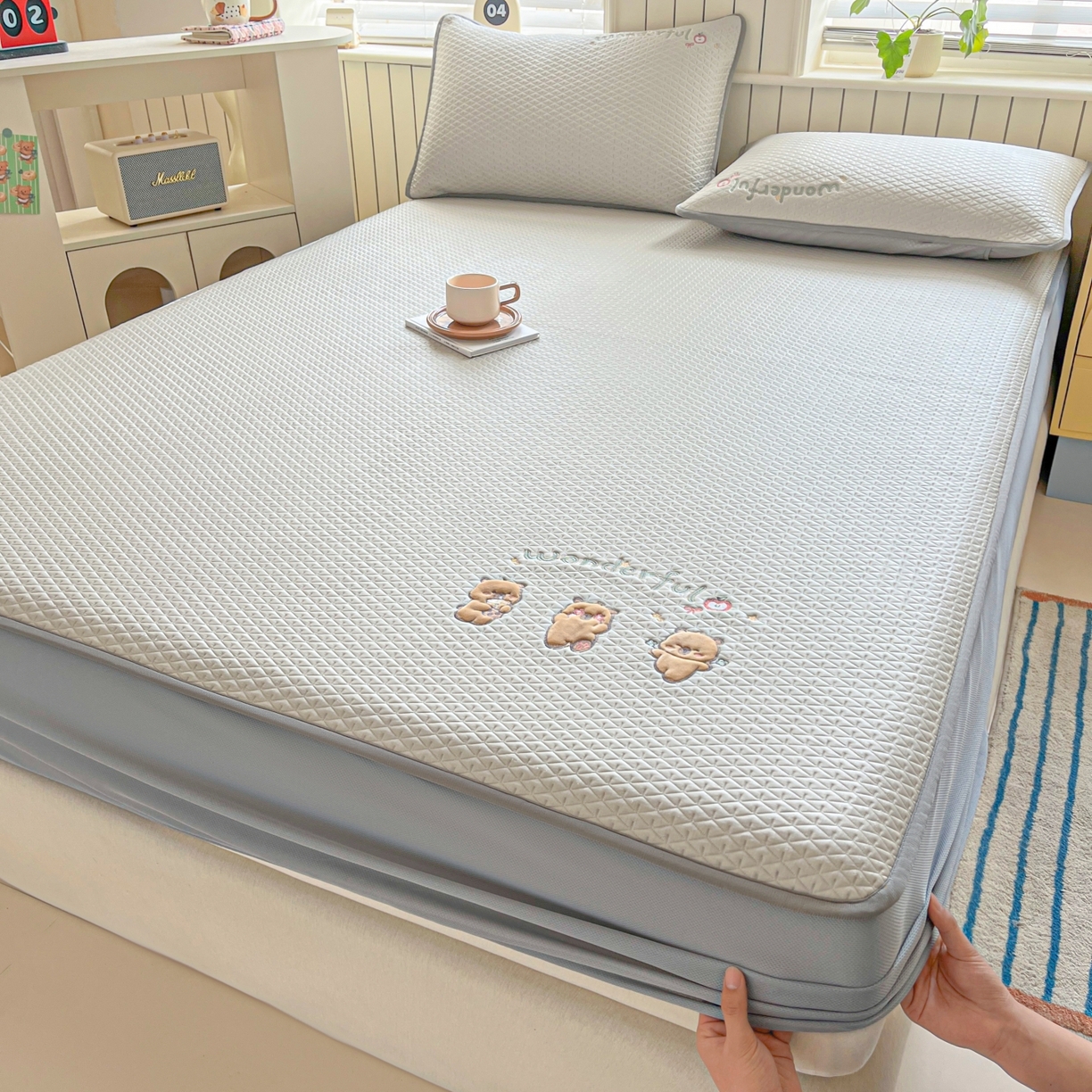 91家纺网 家纺一手货源 找家纺 欧邦 2026新款PE中分子刺绣复合床笠款冰豆豆夏被套件-卡皮巴拉系列 卡皮-咖