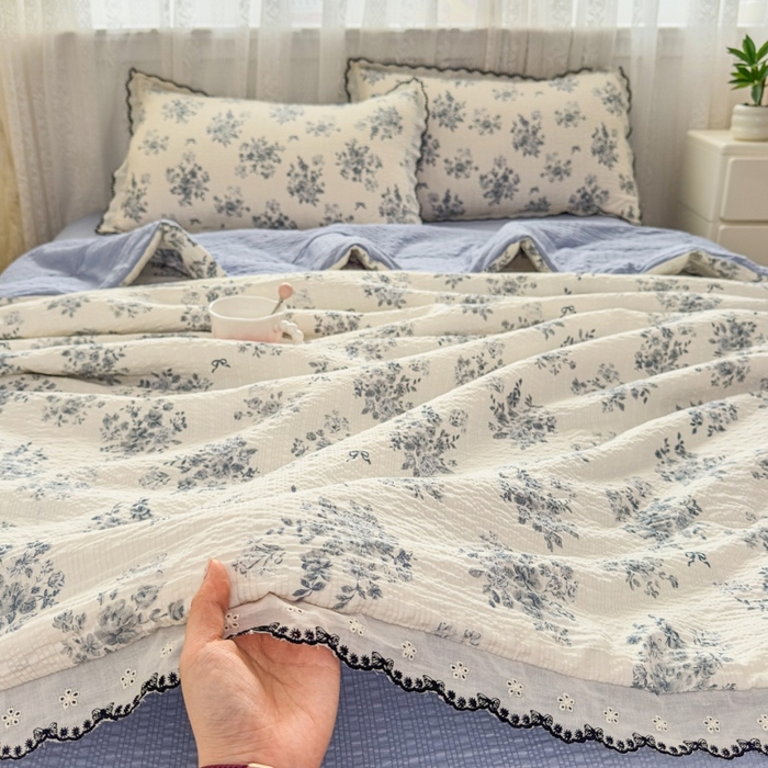 91家纺网 家纺一手货源 找家纺 赫本家纺 2026新款全棉镂空花边云感印花双层纱夏被四件套 灰糖花房