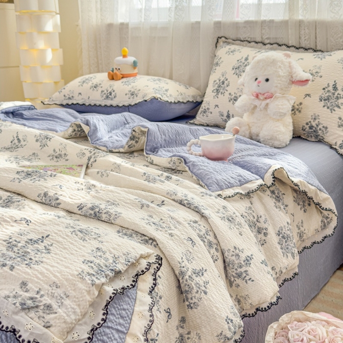91家纺网 家纺一手货源 找家纺 赫本家纺 2026新款全棉镂空花边云感印花双层纱夏被四件套 灰糖花房