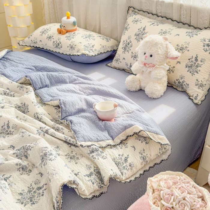 91家纺网 家纺一手货源 找家纺 赫本家纺 2026新款全棉镂空花边云感印花双层纱夏被四件套 灰糖花房