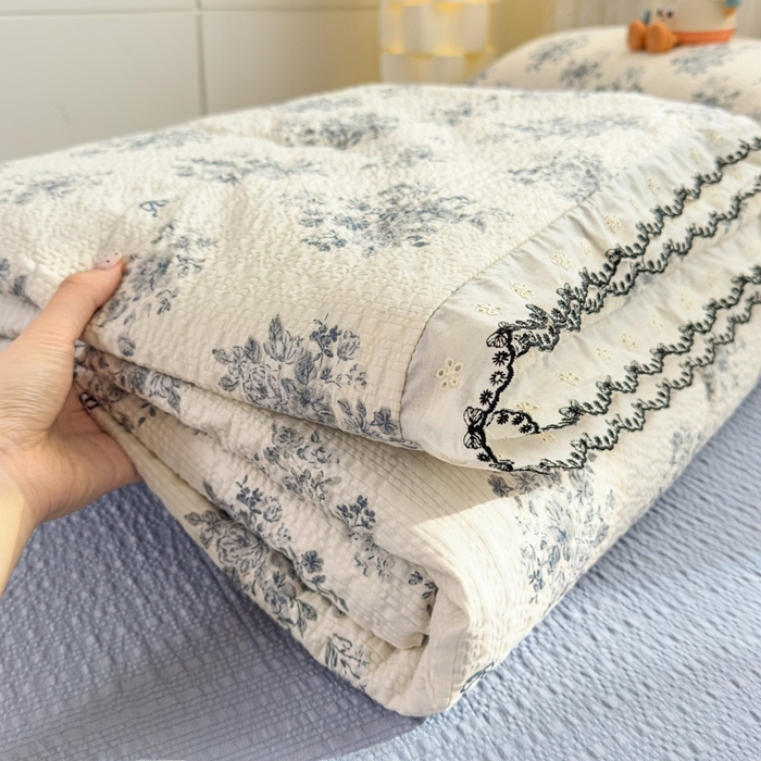91家纺网 家纺一手货源 找家纺 赫本家纺 2026新款全棉镂空花边云感印花双层纱夏被四件套 灰糖花房