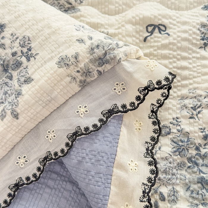 91家纺网 家纺一手货源 找家纺 赫本家纺 2026新款全棉镂空花边云感印花双层纱夏被四件套 灰糖花房