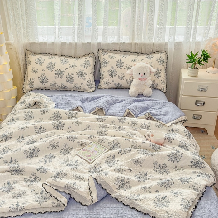 91家纺网 家纺一手货源 找家纺 赫本家纺 2026新款全棉镂空花边云感印花双层纱夏被四件套 灰糖花房