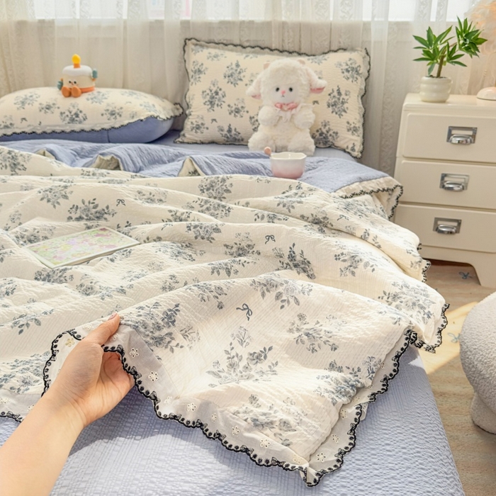 91家纺网 家纺一手货源 找家纺 赫本家纺 2026新款全棉镂空花边云感印花双层纱夏被四件套 灰糖花房