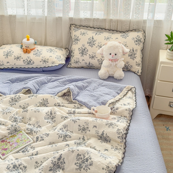 91家纺网 家纺一手货源 找家纺 赫本家纺 2026新款全棉镂空花边云感印花双层纱夏被四件套 灰糖花房