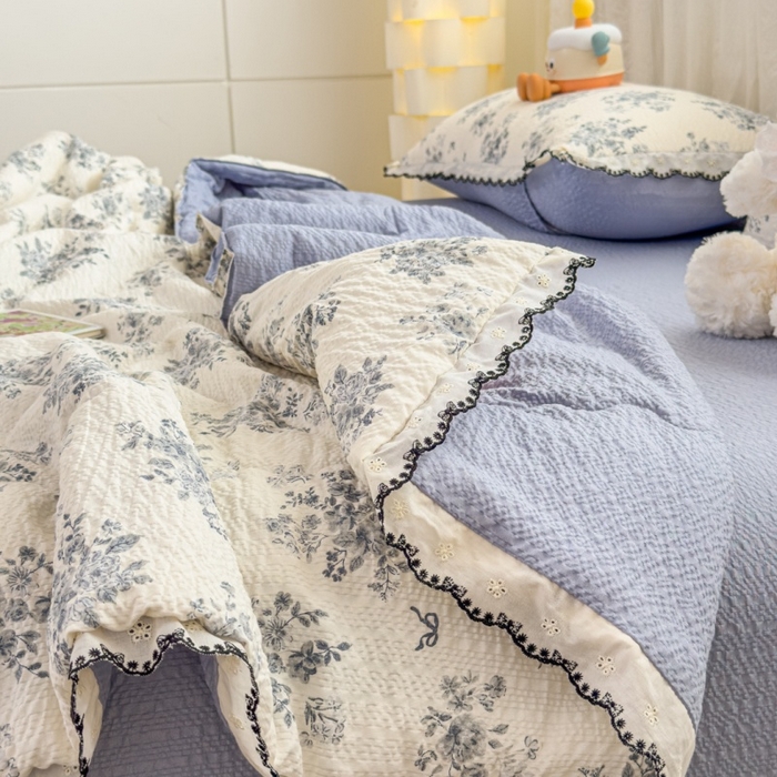 91家纺网 家纺一手货源 找家纺 赫本家纺 2026新款全棉镂空花边云感印花双层纱夏被四件套 灰糖花房