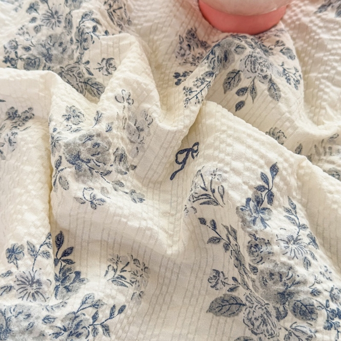 91家纺网 家纺一手货源 找家纺 赫本家纺 2026新款全棉镂空花边云感印花双层纱夏被四件套 灰糖花房