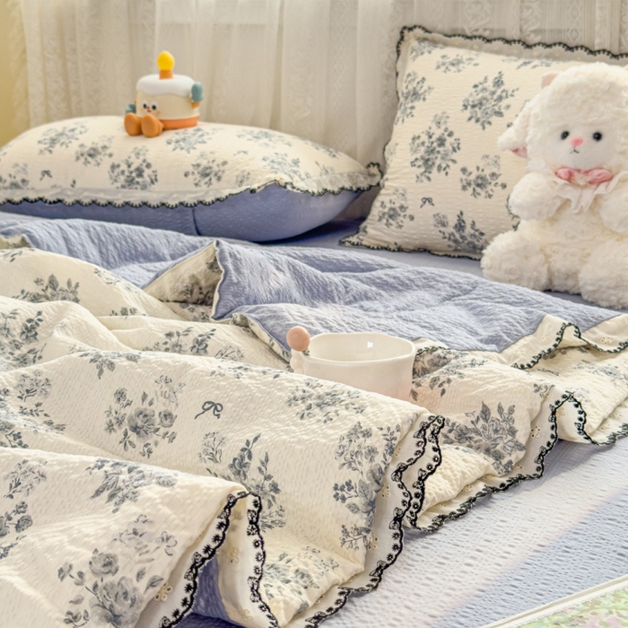 91家纺网 家纺一手货源 找家纺 赫本家纺 2026新款全棉镂空花边云感印花双层纱夏被四件套 灰糖花房
