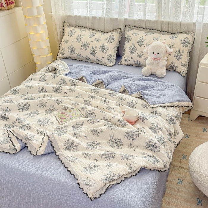 91家纺网 家纺一手货源 找家纺 赫本家纺 2026新款全棉镂空花边云感印花双层纱夏被四件套 灰糖花房