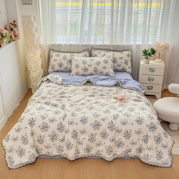 91家纺网 家纺一手货源 找家纺 赫本家纺 2026新款全棉镂空花边云感印花双层纱夏被四件套 灰糖花房