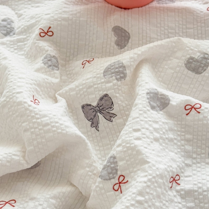 91家纺网 家纺一手货源 找家纺 赫本家纺 2026新款全棉镂空花边云感印花双层纱夏被四件套 灰糖心事