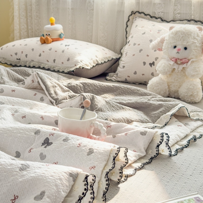 91家纺网 家纺一手货源 找家纺 赫本家纺 2026新款全棉镂空花边云感印花双层纱夏被四件套 灰糖心事