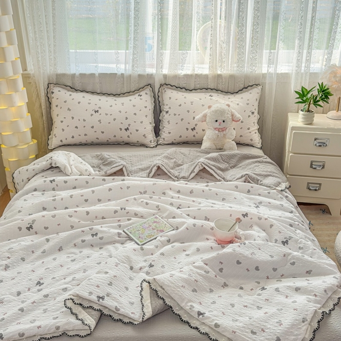 91家纺网 家纺一手货源 找家纺 赫本家纺 2026新款全棉镂空花边云感印花双层纱夏被四件套 灰糖心事