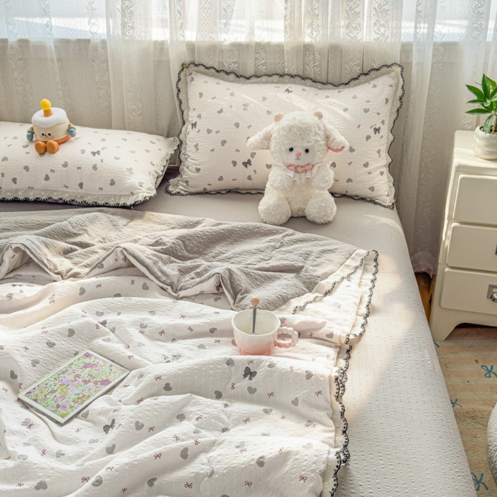 91家纺网 家纺一手货源 找家纺 赫本家纺 2026新款全棉镂空花边云感印花双层纱夏被四件套 灰糖心事