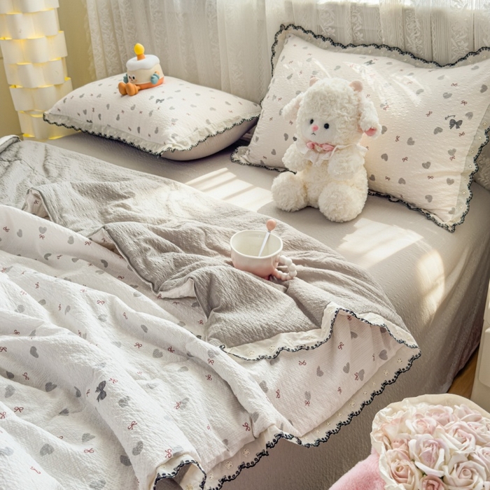 91家纺网 家纺一手货源 找家纺 赫本家纺 2026新款全棉镂空花边云感印花双层纱夏被四件套 灰糖心事