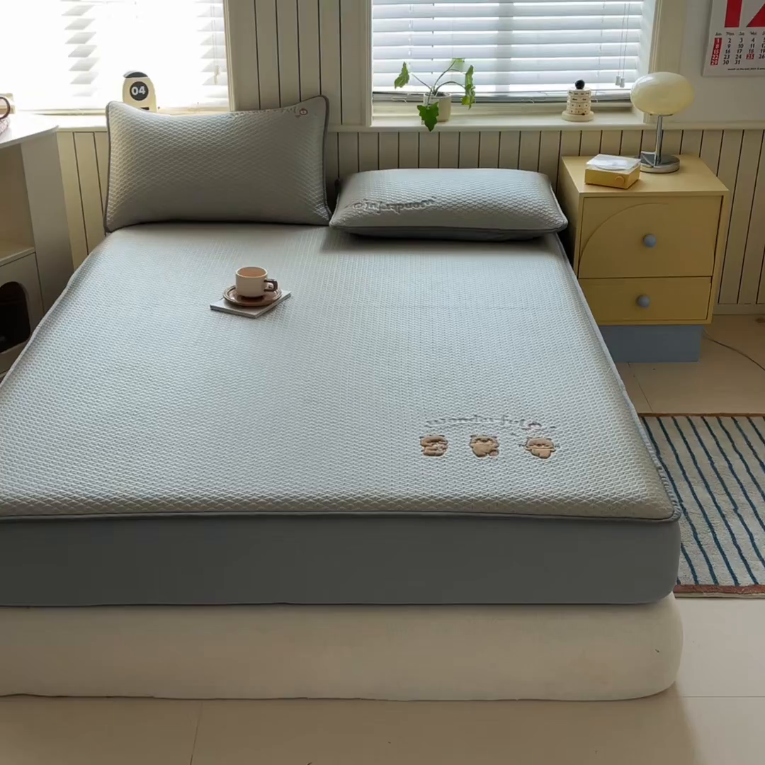 91家纺网 家纺一手货源 找家纺 欧邦 2026新款PE中分子刺绣复合床笠款冰豆豆夏被套件-卡皮巴拉系列 卡皮-咖