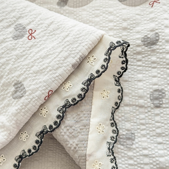 91家纺网 家纺一手货源 找家纺 赫本家纺 2026新款全棉镂空花边云感印花双层纱夏被四件套 灰糖心事