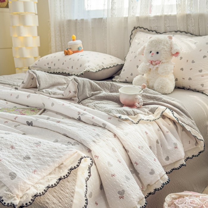 91家纺网 家纺一手货源 找家纺 赫本家纺 2026新款全棉镂空花边云感印花双层纱夏被四件套 灰糖心事