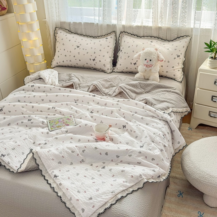 91家纺网 家纺一手货源 找家纺 赫本家纺 2026新款全棉镂空花边云感印花双层纱夏被四件套 灰糖心事