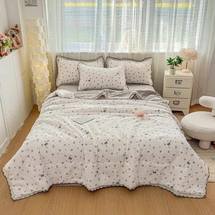 91家纺网 家纺一手货源 找家纺 赫本家纺 2026新款全棉镂空花边云感印花双层纱夏被四件套 灰糖心事