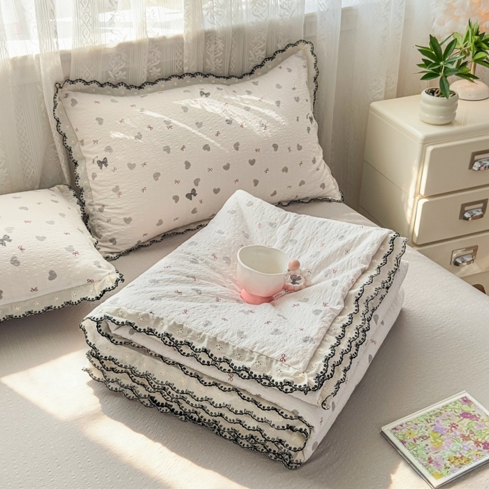 91家纺网 家纺一手货源 找家纺 赫本家纺 2026新款全棉镂空花边云感印花双层纱夏被四件套 灰糖心事